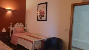 Single bed in Papoila Room – ideal for families and small groups at Madrugada Turismo Rural.