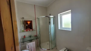 Private bathroom in Papoila Room at Madrugada Turismo Rural – clean and comfortable rural stay in Évora.