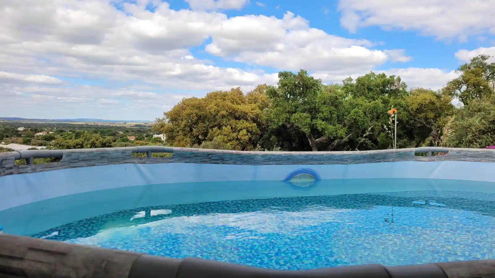 POOL-MADRUGADA.webp