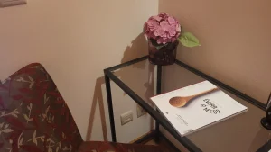 Chest of drawers in Papoila Room – cozy furniture in countryside accommodation in Évora.