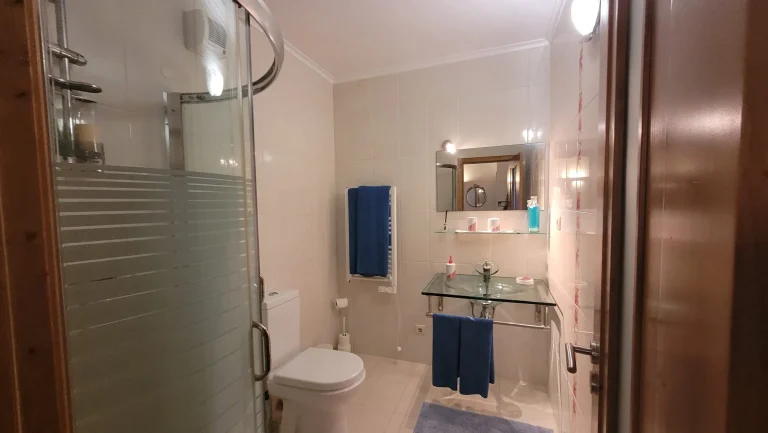Shower and sink area in Lavanda Room – peaceful and clean space at Madrugada Turismo Rural.