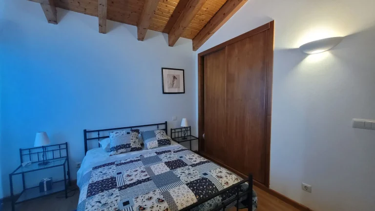 Spacious wooden wardrobe in Lavanda Room – storage and comfort at Madrugada Turismo Rural in Évora.