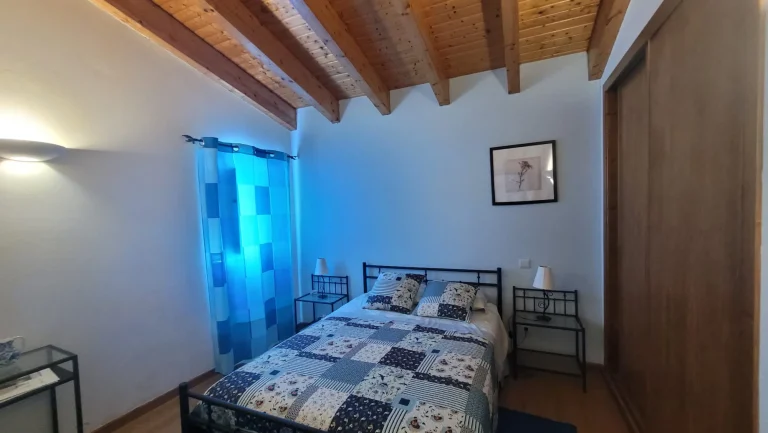 Lavanda Room at Madrugada Turismo Rural in Évora with double bed and garden view