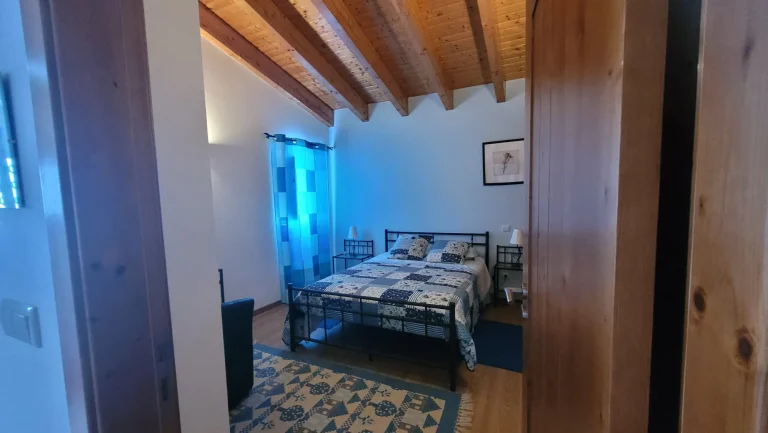 Sunlight entering Lavanda Room – warm, relaxing rural escape at Madrugada Turismo Rural in Évora.