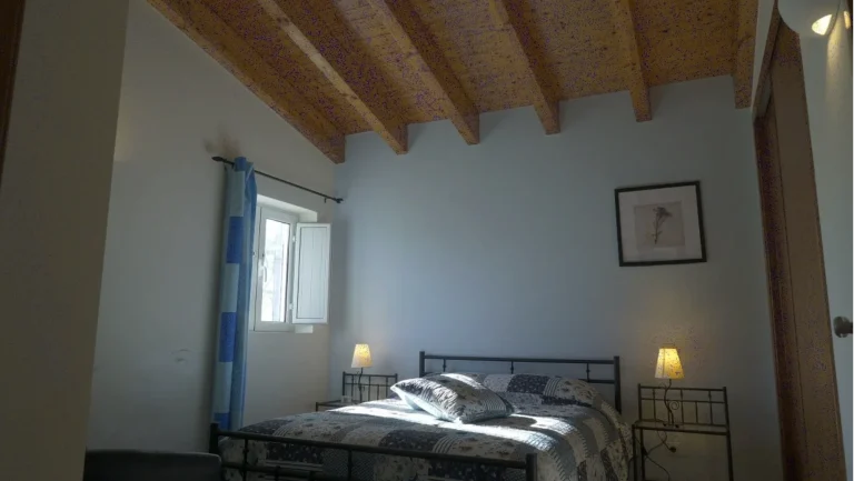 Interior view of Lavanda Room – rustic double room at Madrugada Turismo Rural with garden view.