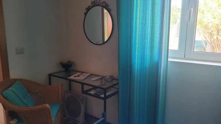 table near the window with natural light-room trevo. madrugada turismo rural