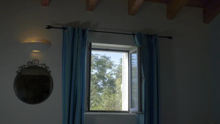 Garden view through Lavanda Room window – enjoy nature and peace at Madrugada Turismo Rural, Évora.